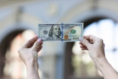 Курс долара знизився до основних валют