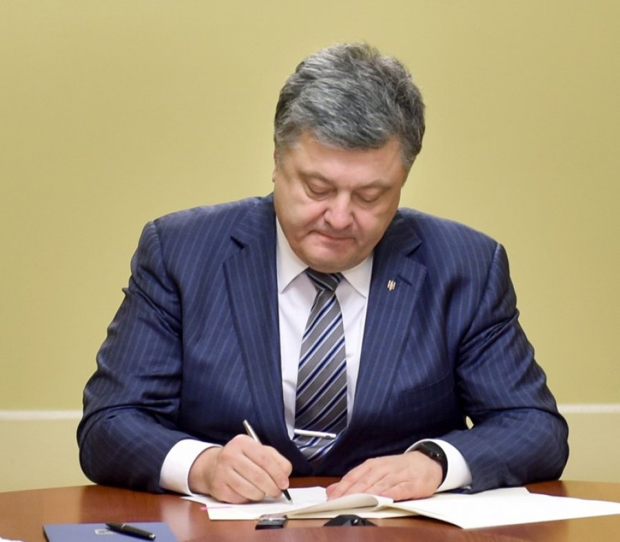 Порошенко подписал закон об электронном декларировании