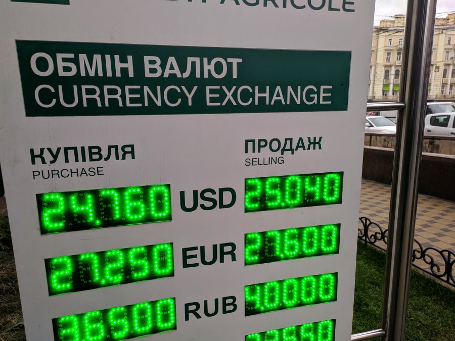 Населення скористалося девальвацією в січні для продажу валюти