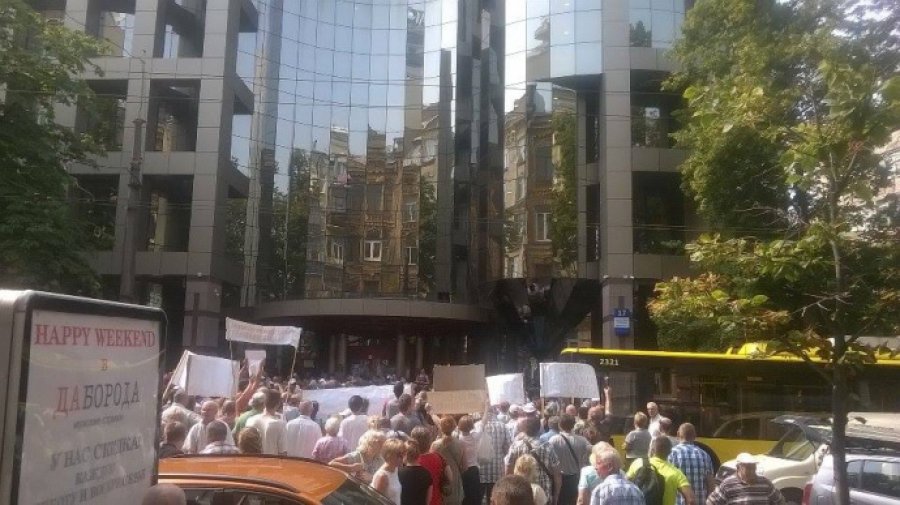 В Киеве вкладчики "Михайловского" перекрыли улицу