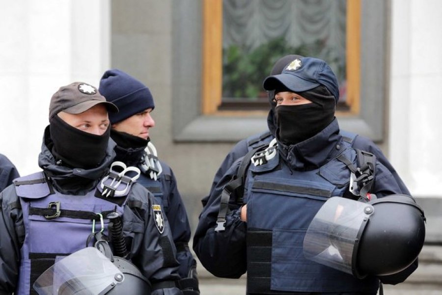 В офис ПриватБанка нагрянул спецназ полиции