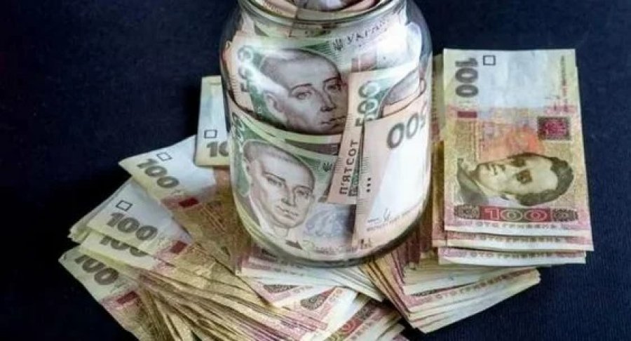 Українці за місяць занесли до банків 1 млрд грн