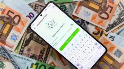 ПриватБанк та Ощадбанк прибрали російську мову зі своїх сайтів та додатків