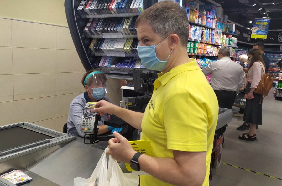 Олексій Пузняк тестує кобрендінгову картку АТБ