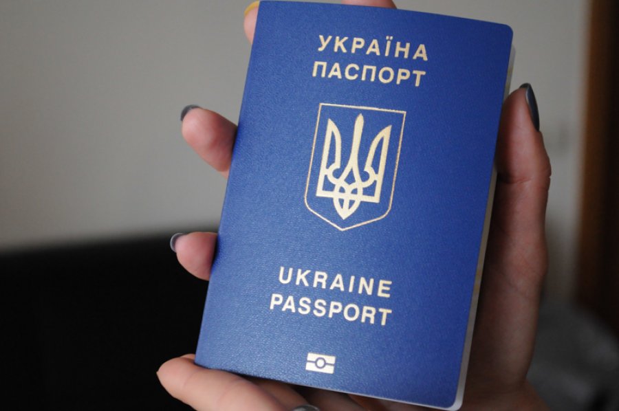 Банкам разрешили обслуживать клиентов по загранпаспортам