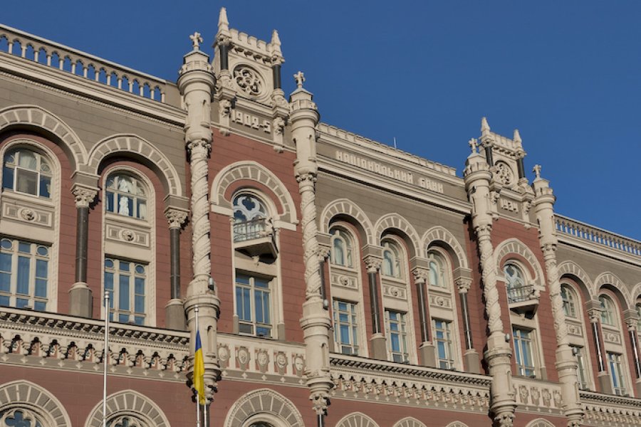 НБУ за тиждень зменшив продаж валюти вдвічі