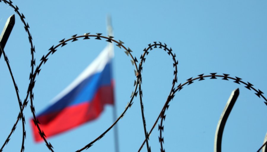 ЄС відключає банки РФ від SWIFT і блокує доступ до євро