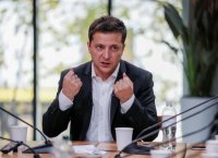 Зеленський насварив НБУ за недостатньо девальвовану гривню