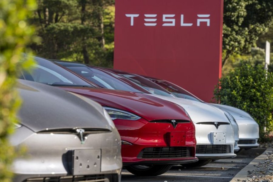 Акції Tesla впали майже на 10%