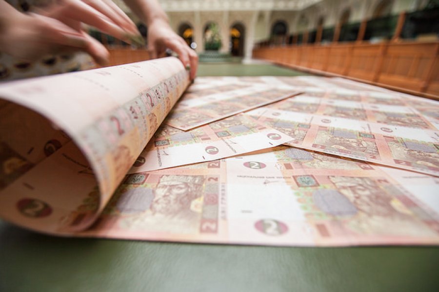НБУ продал рулоны гривны почти на 10 млн