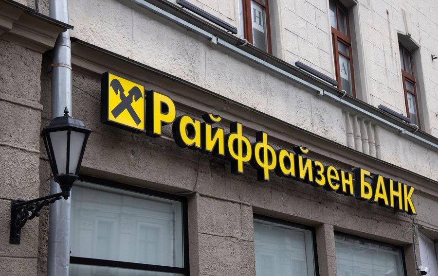 російський Райффайзен не купуватиме долари та євро в касах