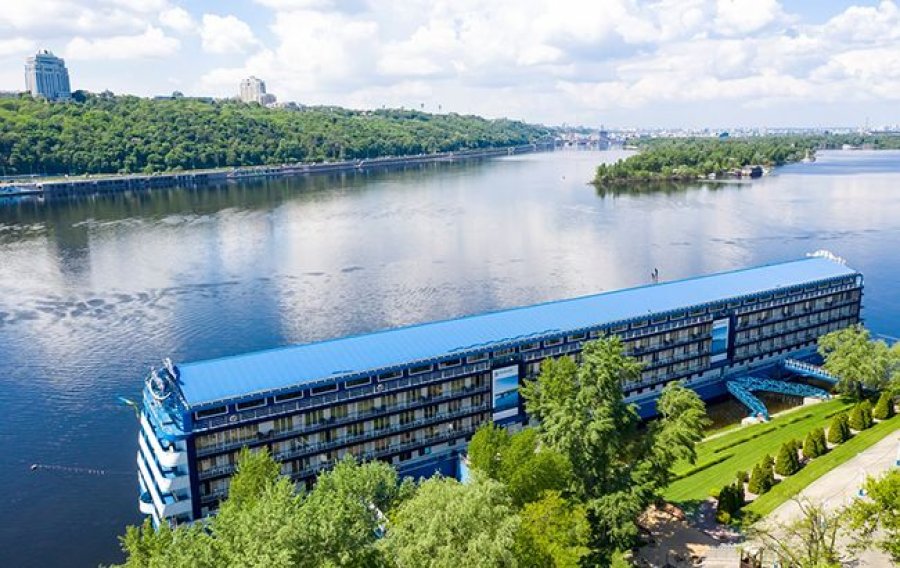 ВТБ Банк продал плавучий отель на Днепре