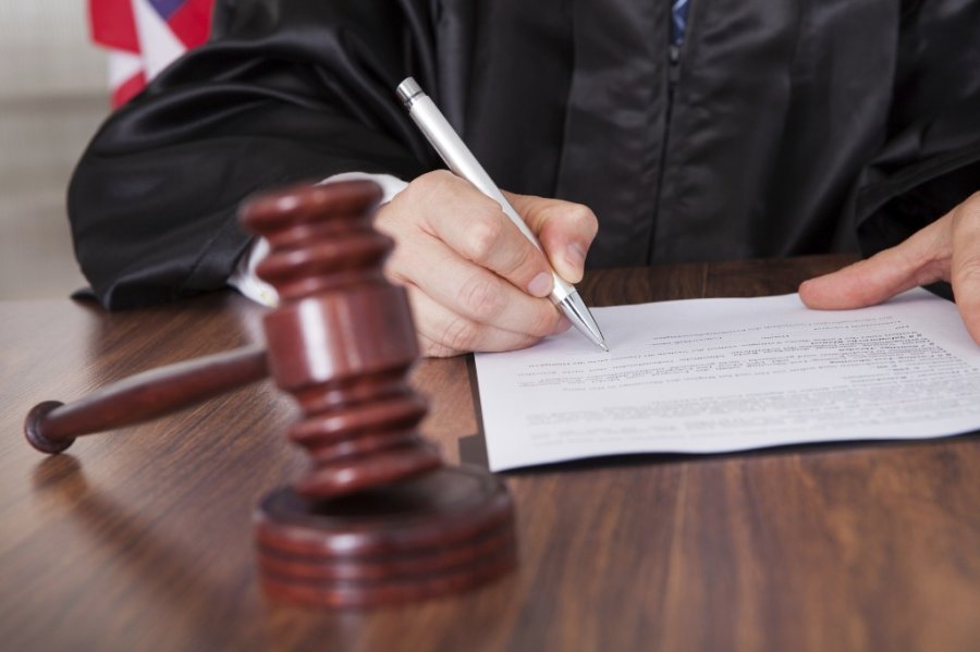 Суд отказался «заморозить» решение Кабмина по зарплатам