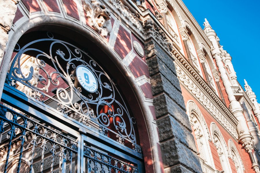 НБУ запретил биржевую торговлю депсертификатами