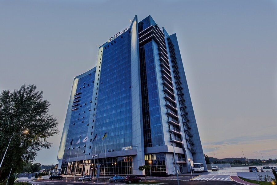 Ощадбанк вдруге виставив на аукціон готель Ramada Encore Kyiv та ТРЦ «Атмосфера»