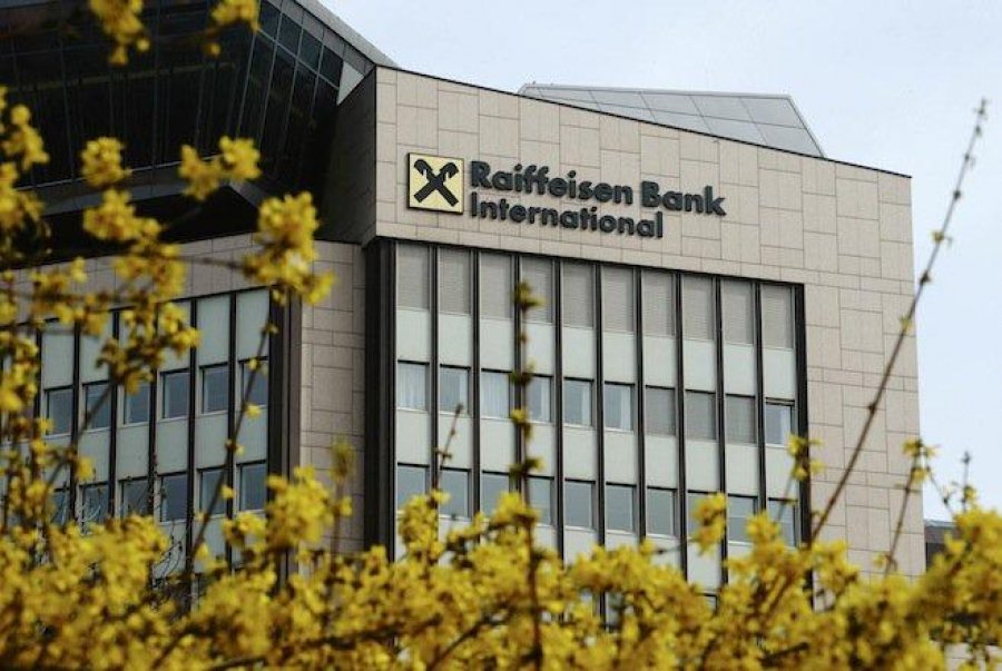 Raiffeisen може продати російський банк