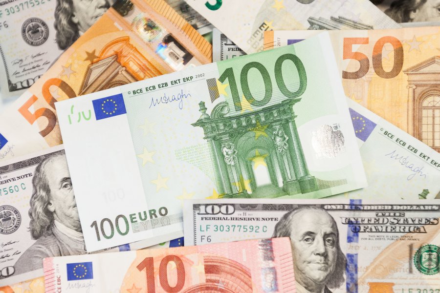 НБУ зміцнив офіційний курс до 23,68 грн/$