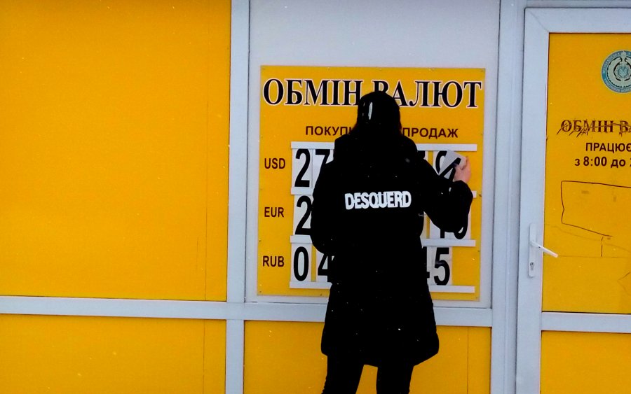 Долар оновлює рекорди