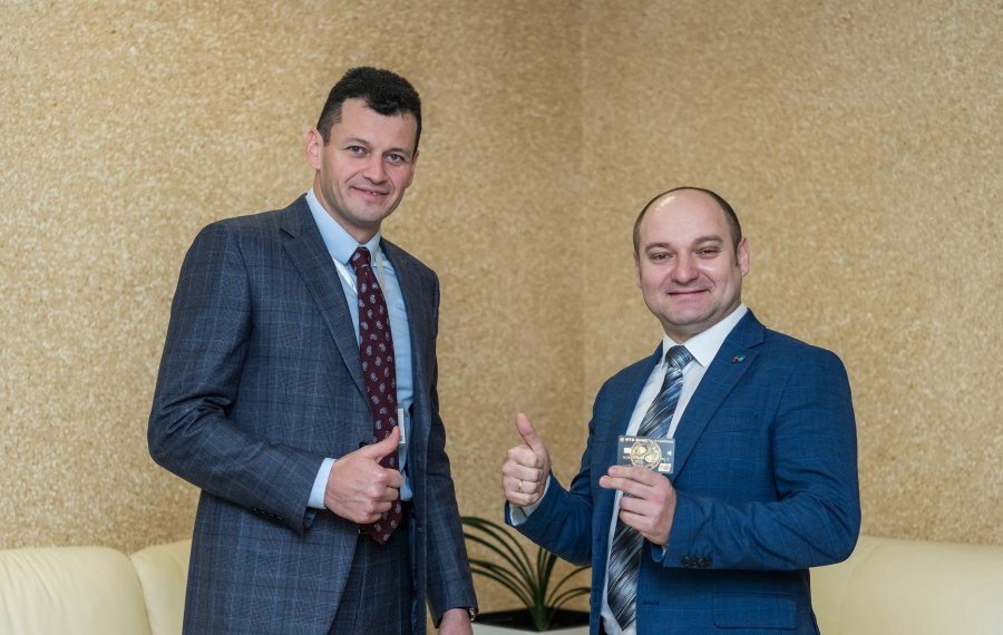 Юрій Кралов, голова правління МТБ Банка та Сергій Надічев, представник UnionPay в Україні