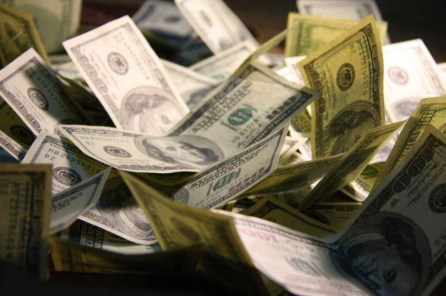 Украинцы в апреле продали на $356 млн больше, чем купили