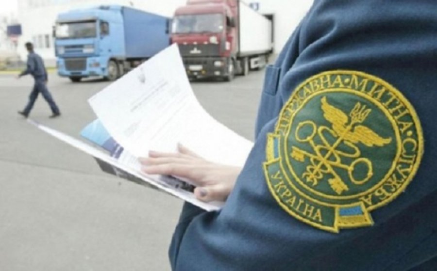 Два таможенника нанесли ущерб государству на 7 млрд грн