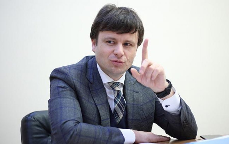 Минфин признал давление на курс гривны