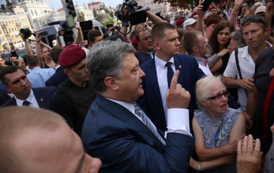 Порошенко обещает вернуть деньги вкладчикам Михайловского