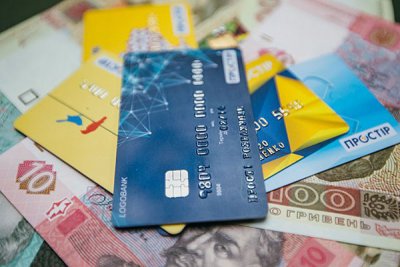 Кількість безготівкових операцій в Україні знизилася на 15%