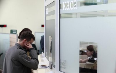 Дві третини банків зупиняють операції клієнтів повз касу
