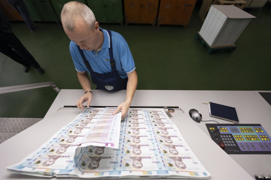Нацбанк знизив тарифи на видачу готівки