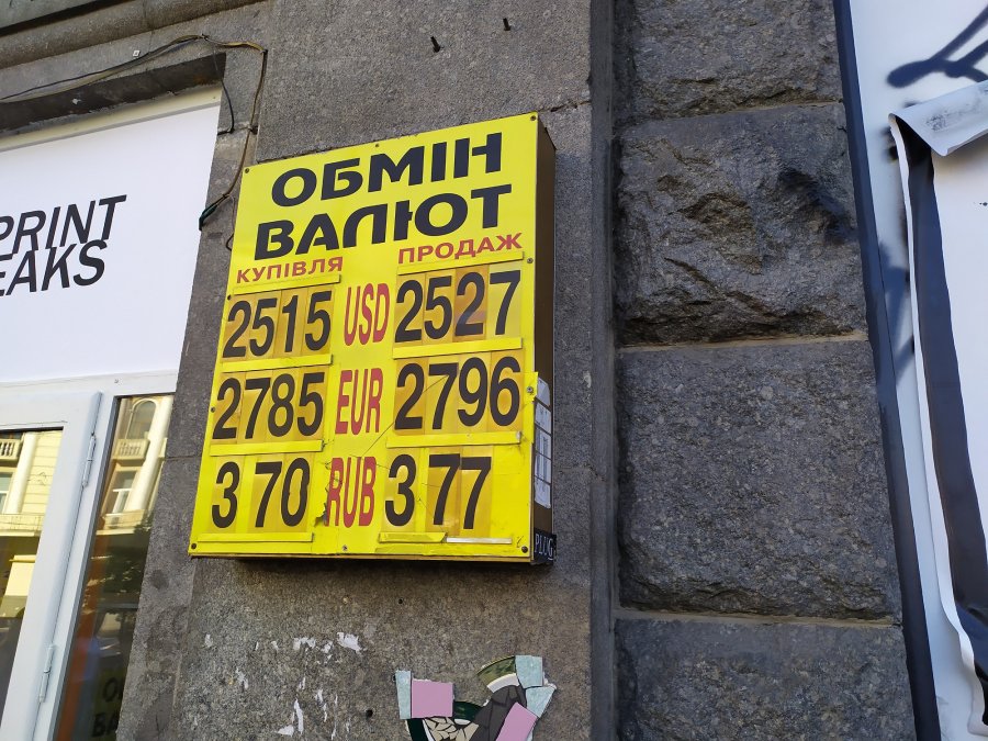 Население наращивает скупку дешевой иностранной валюты