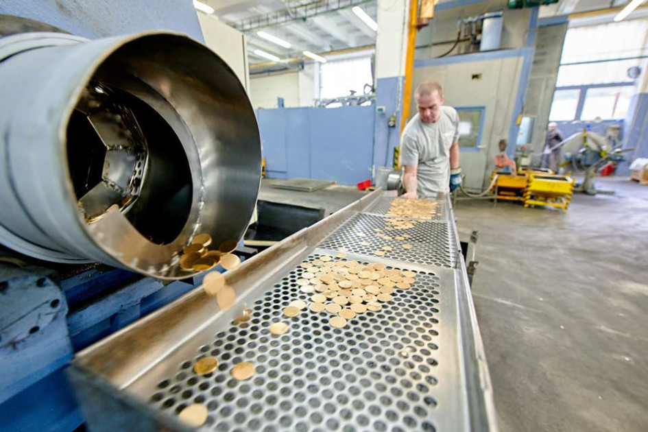 НБУ планує заробити 153 млн грн на брухті копійок